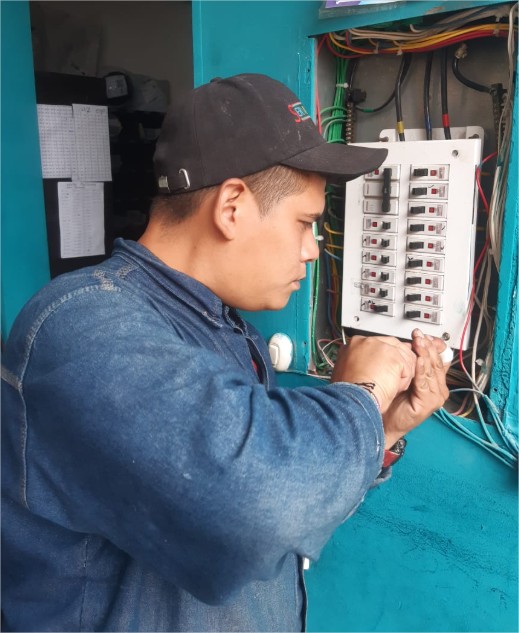 Trabajo de pintura y acabados en interiores