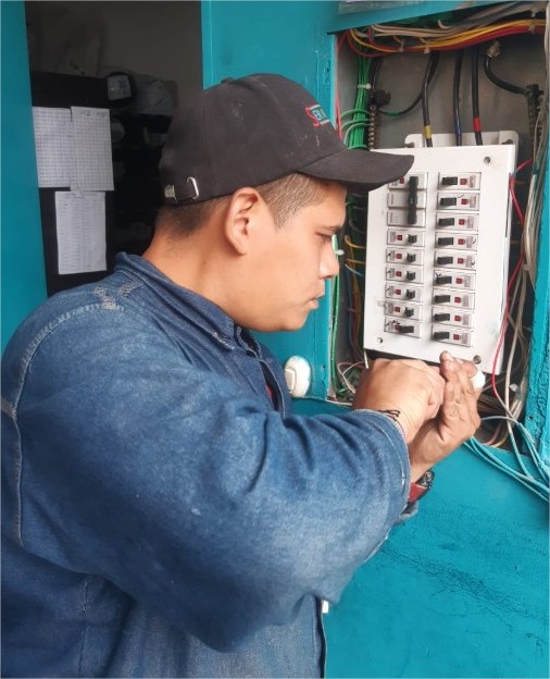 Técnico reparando una instalación