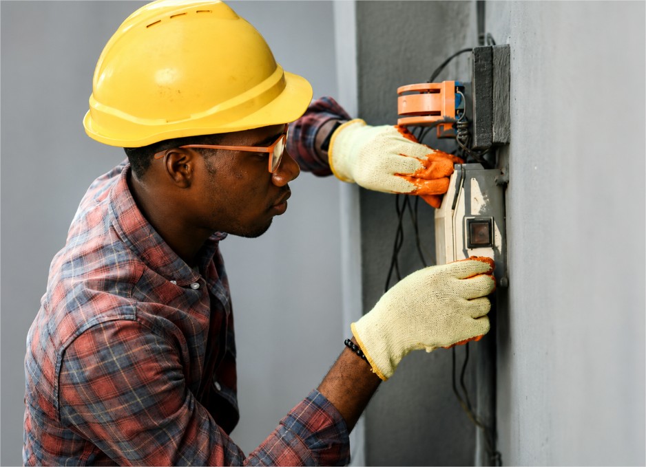 Técnico profesional con herramientas