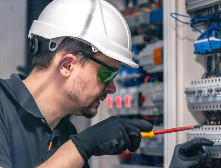 Técnico profesional con herramientas
